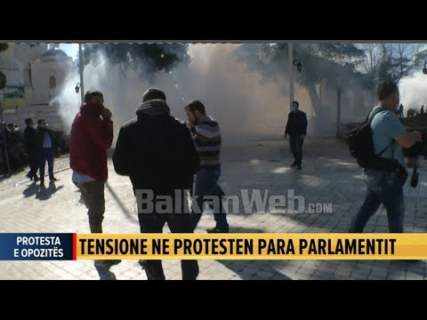 Tensionohet situata tek parlamenti, hidhet gaz lotsjellës