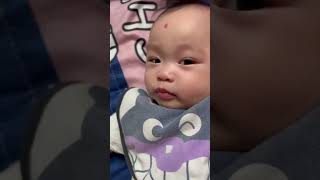 最近寶貝喜歡上吃腳趾= = Recently, my baby likes to eat her toes = =