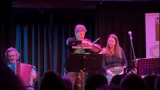 Song of the lark en Musical priest with Unicorn.