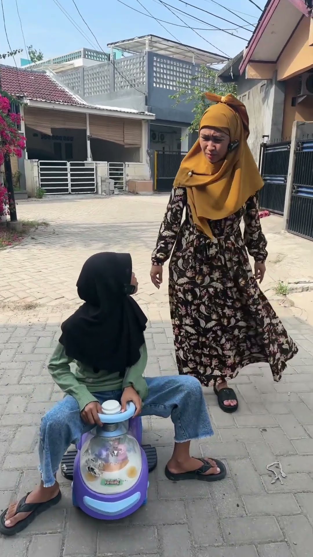 KEBALIK SIAPA YANG SALAH YA ?