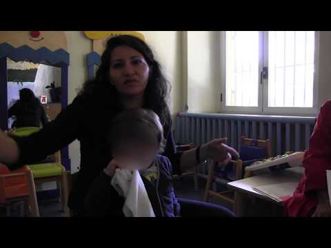Video: Bambini Nella Prigione
