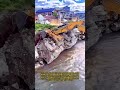 長年蓄積された温泉ミネラルの除去:掘削機が巨大な岩の堆積物を破壊する様子を見るのは癒しになる