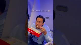 Makan Di Toilet Pesawat Seru Juga