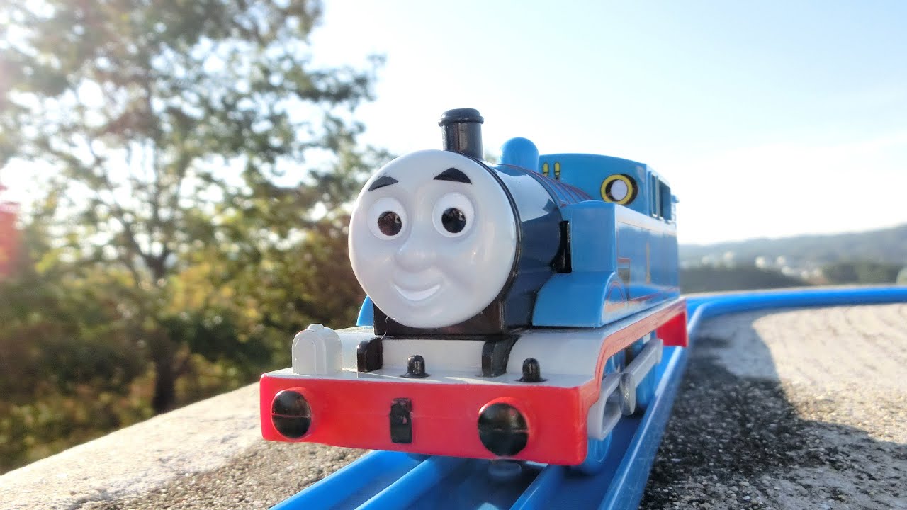 トーマスさんとお外でプラレールや長いすべり台（ローラースライダー 