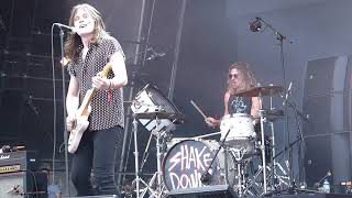 Tyler Bryant and the shakedown born rockin' HELLFEST 2022