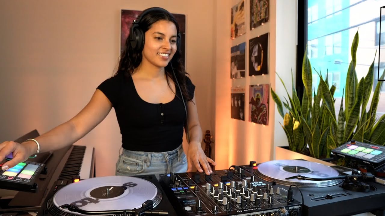 Funky House Set  DJ Avera Live Mix