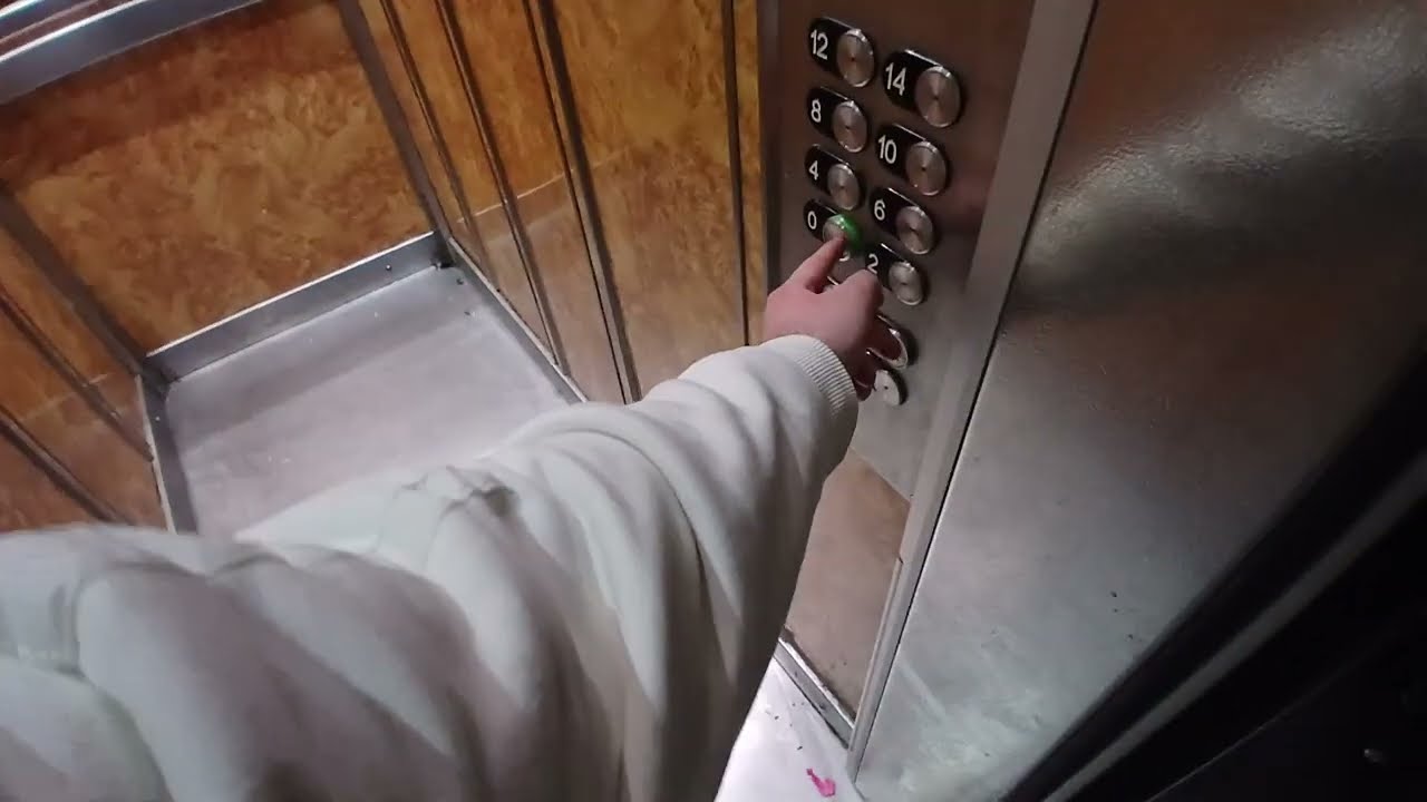 2 ascenseurs modernisés par PACA Ascenseurs Services @ Aristide Briand Tour B, Toulon, Var, France.