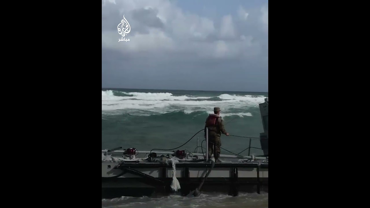 القناة 12 الإسرائيلية: إنقاذ جزء من الرصيف البحري قبالة سواحل غزة بعد أن جرفته المياه لسواحل أسدود