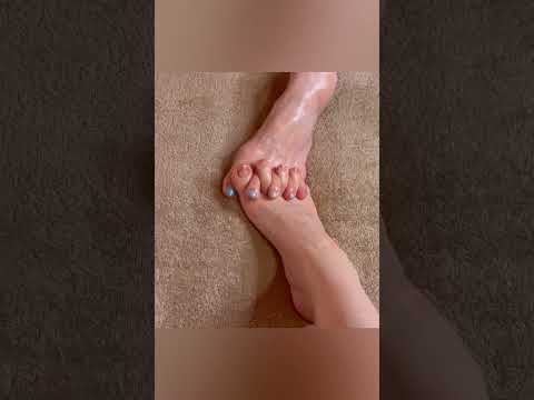足と足を絡めて簡単エクササイズ--Easy exercise by intertwining feet and legs