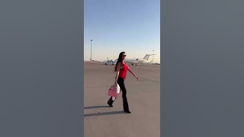 لحظة خروج ياسمين صبري من طائرتها الخاصة