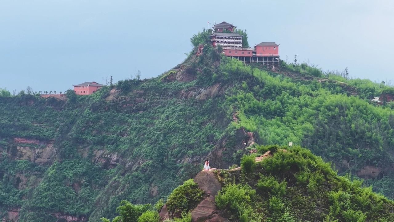 Исследуя скальный храм на горе в Гуйчжоу, дорога слишком страшная