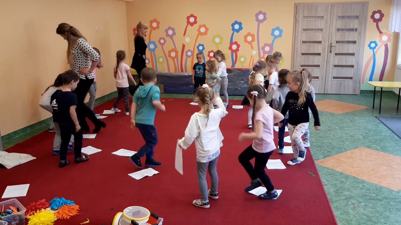 Zabawa muzyczna dla dzieci z kartką papieru  