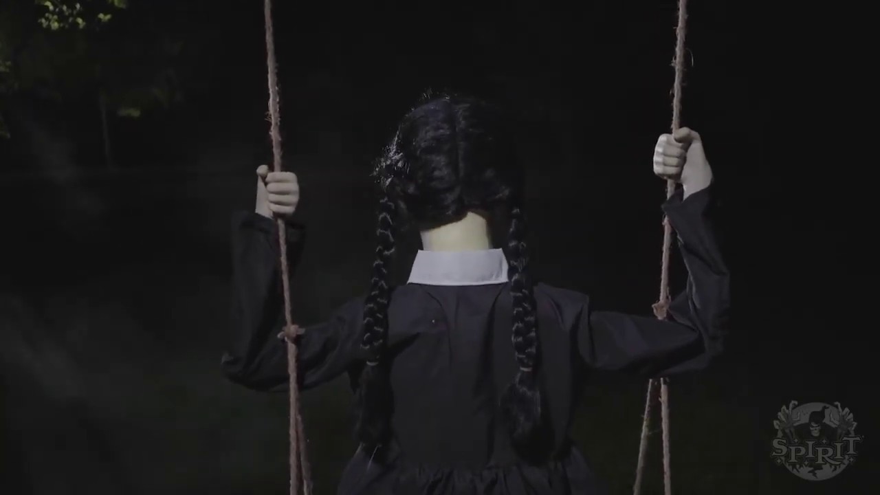 "Menacing Molly" Verfluchtes Mädchen im Schaukelmodus