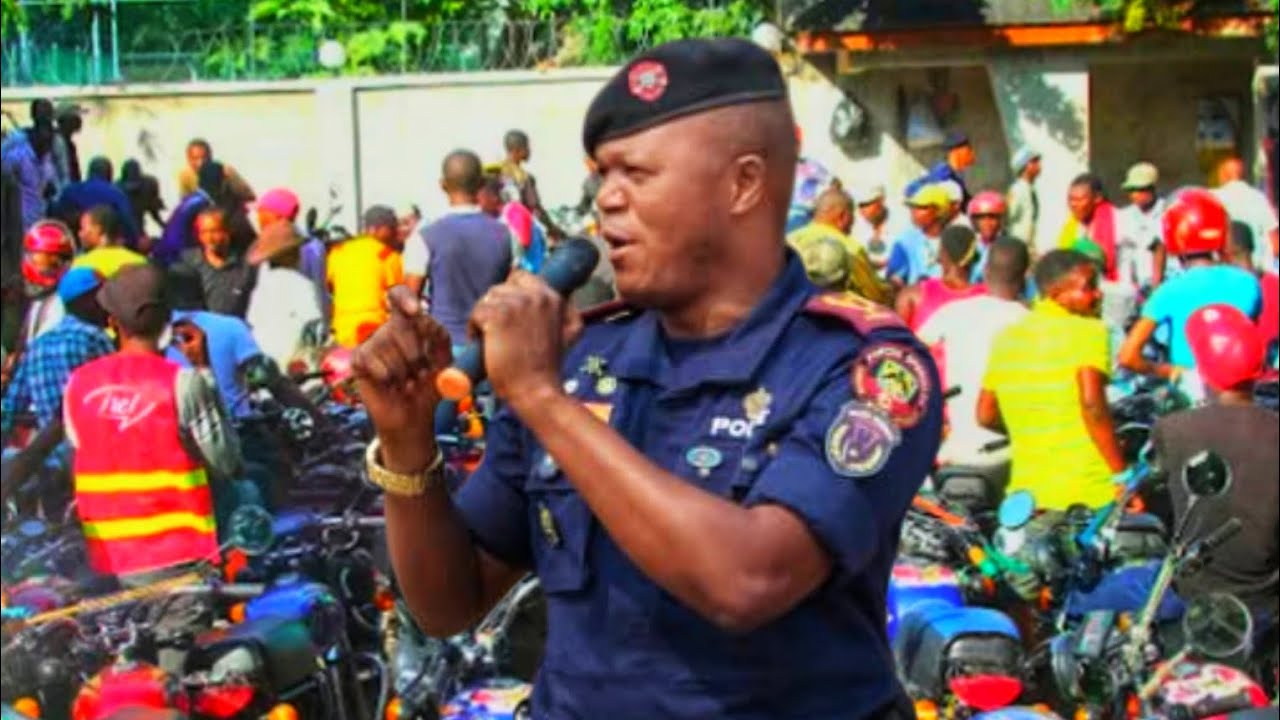 KASAÏ CENTRAL : BRAS DE FER ENTRE LE GÉNÉRAL DE LA POLICE KABEYA TSHIANYI MAGNAT ET LES MOTARDS.