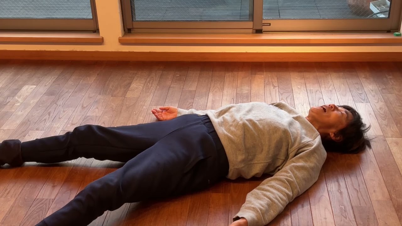 260306足を組んで両手を広げバレリーナのようにやわらかく傾ける