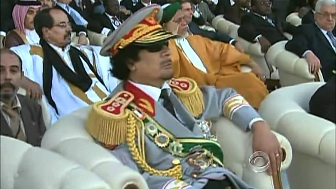 The CBS Evening News with Scott Pelley - Rebels seize Qaddafi compound