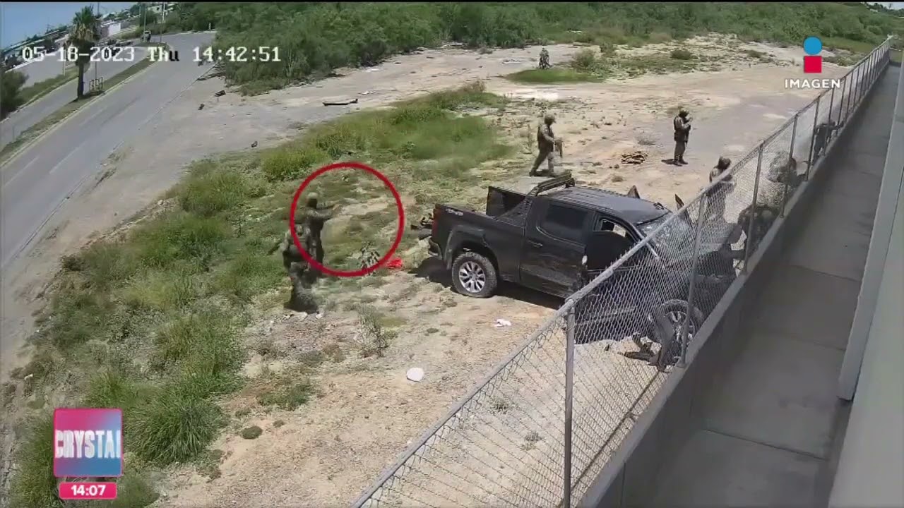 Video capta momento en que sicario ejecuta a un hombre, frente a un grupo de militares