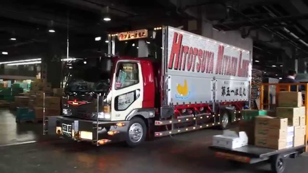 デコトラ 電飾＊ 第五一津屋丸 やっちゃ場での積み込み - YouTube