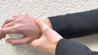 Vidéo: Bracelet rigide ouvert en or gris 18 Cts avec saphirs roses et diamants.