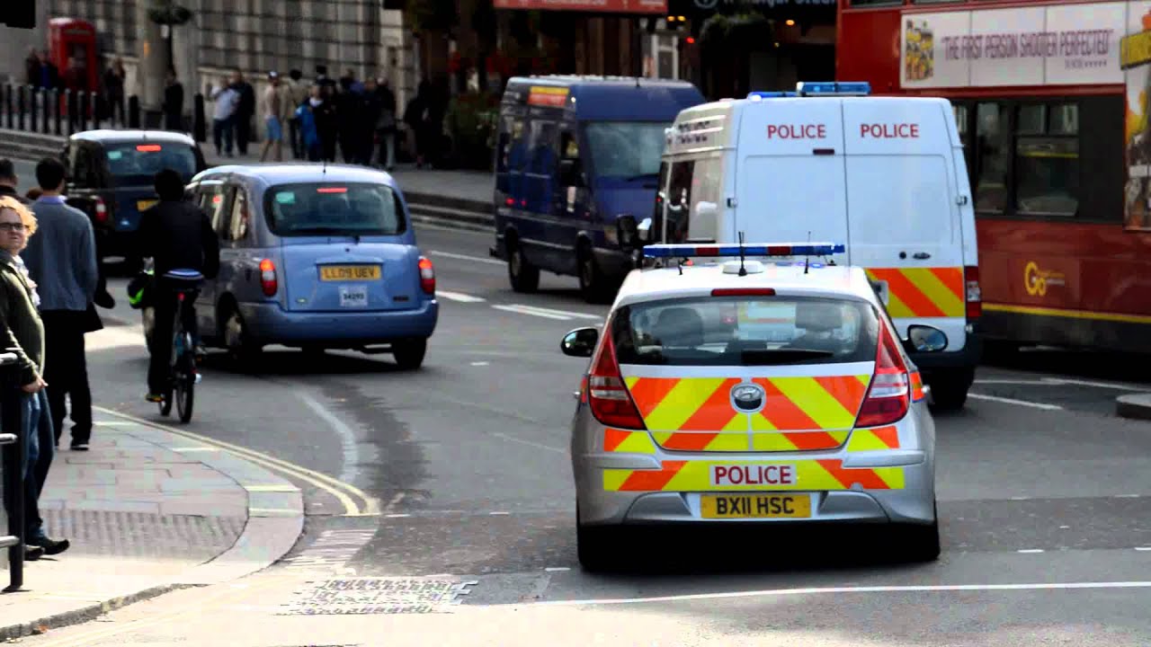 Metropolitan Police - Ford Transit Station Van & Hyundai i30 Incident Response Vehicle responding