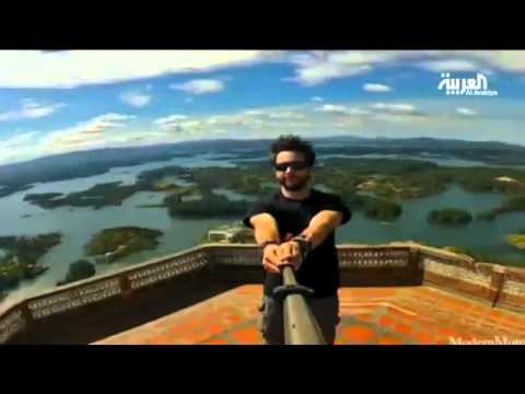 شاب يلتقط سيلفي أثناء تجواله حول العالم