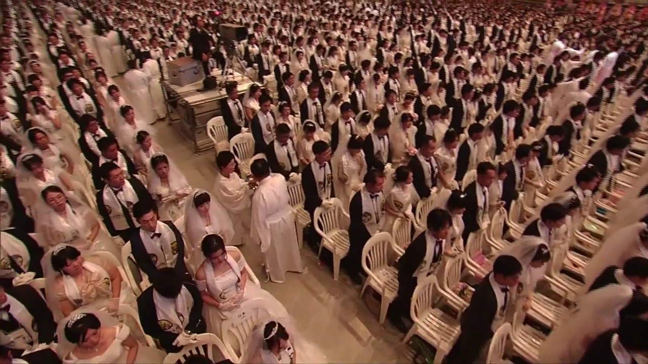 Thousands tie the knot at mass wedding in South Korea.