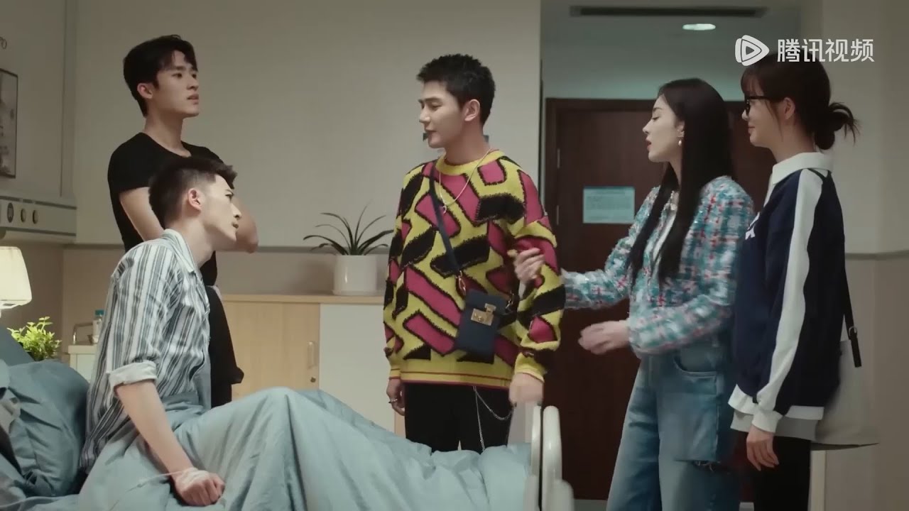 Золушка тянет босса за руку, генеральный директор ревнив и враждебен