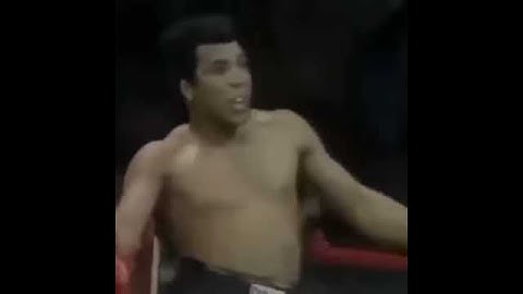 Боксер издевается над соперником😂