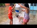 Lần đầu trải nghiệm tắm mưa xem ra vui phết Chị Em nhỉ