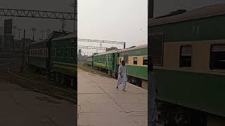 🚨 Never Run After a Moving Train! | 103UP Railcar Lahore Junction #shorts #train