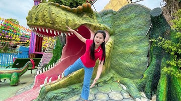 Changcady cưỡi xe khủng long tìm thấy rất nhiều đồ chơi, con vật lạ