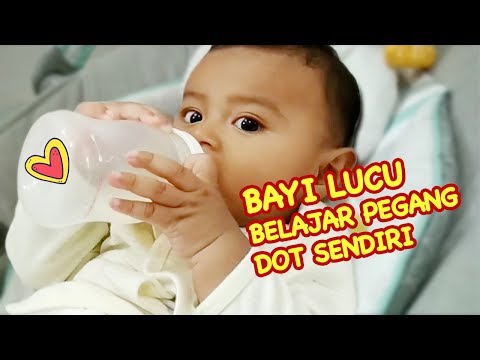 Bayi Lucu Belajar Pegang Dot Sendiri🍼Bayi Minum Susu Sendiri