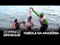 Na Amazônia, Fabíola pesca piranha e mergulha com boto cor-de-rosa