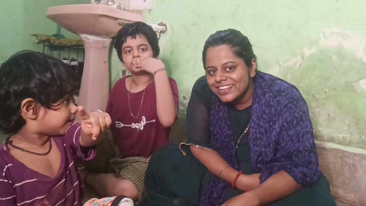 প্রথমবার চিকেন মোমো খেলো মোমো! 😍 ওর মুখটা দেখুন একবার!