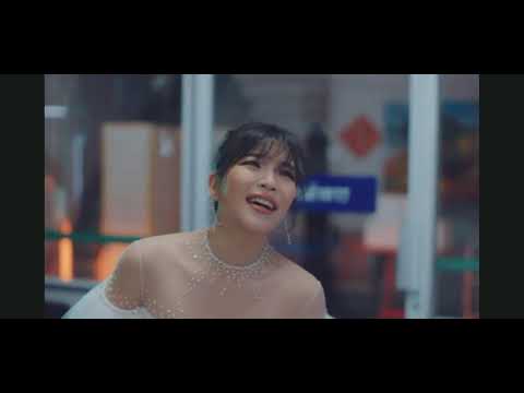 Thai Model stops live video to take a shit