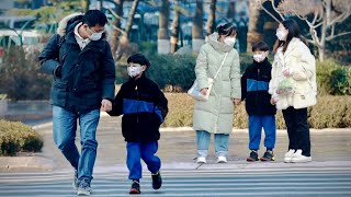 Little Boy Is Afraid to Cross the Street Alone | Social Experiment 看到小朋友不敢自己过马路，有人默默牵起了他的小手