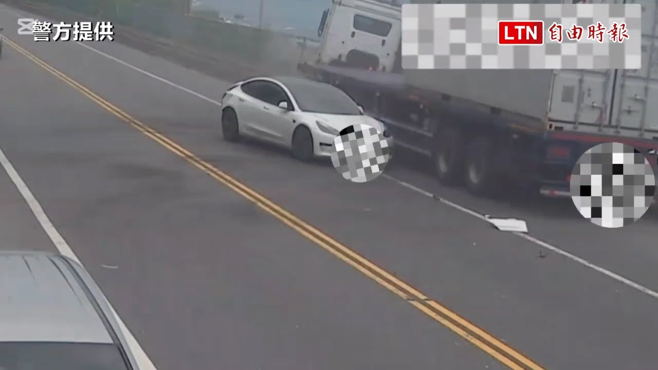 宜縣曳引車疑爆胎撞5車 1輛滑落邊坡一度影響火車行駛