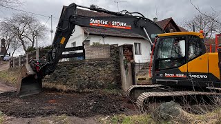 Building driveways on site with Volvo EC 220 El and Rototilt R6