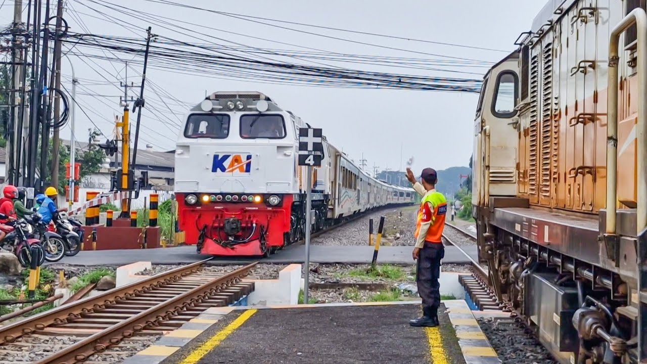 DERITA KERETA MURAH DIHAJAR 2 KERETA SEKALIGUS DI STASIUN PERLINTASAN TERPADAT KABUPATEN SIDOARJO