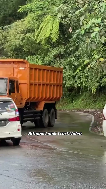 Terekam Kamera, Detik Detik Truk Rem Blong di Sitinjau Lauik