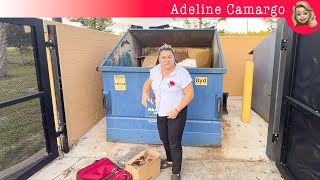 Dumpster da alegria, caixa cheia de roupas muitas coisas novas.