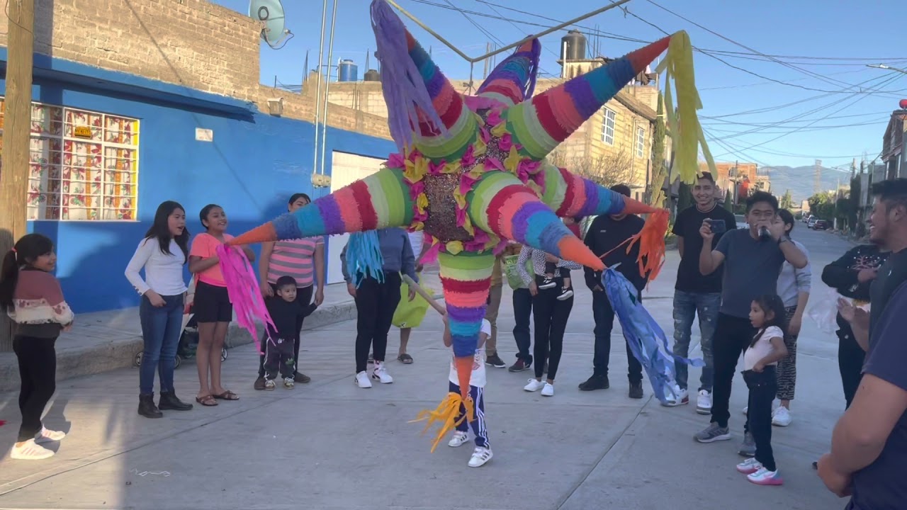 Rompiendo una mega piñata en familia.