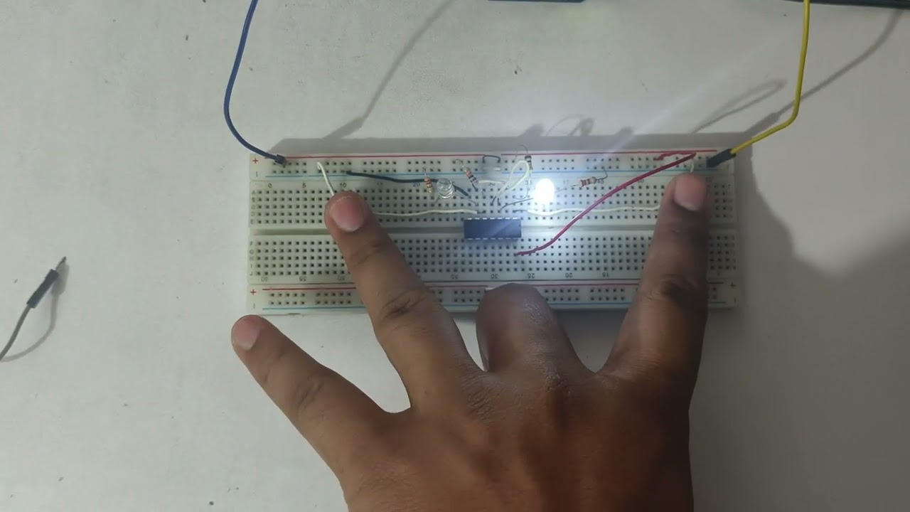 SR Latch Using 7400 IC on Breadboard