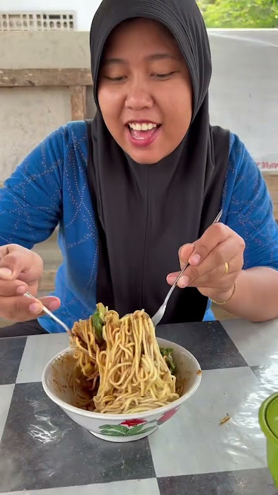 Eating chicken noodles goes viral