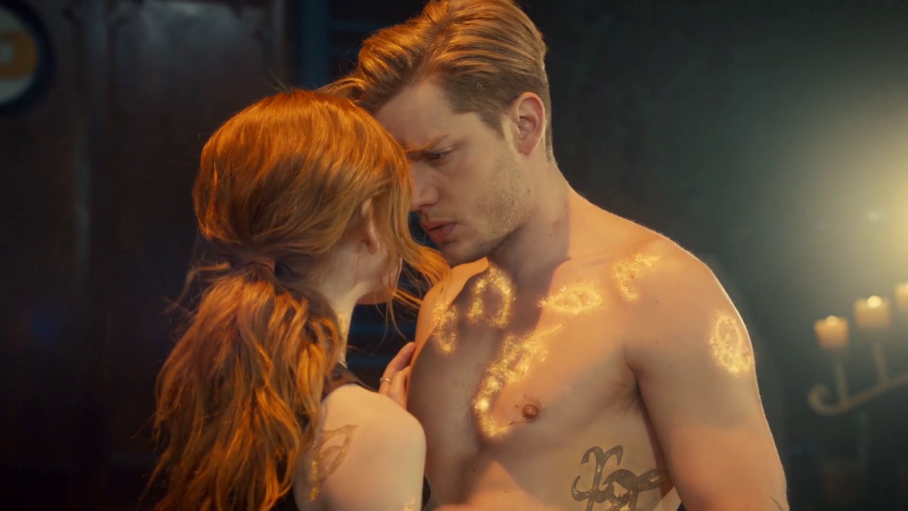 Shadowhunters Clary And Jace Kiss