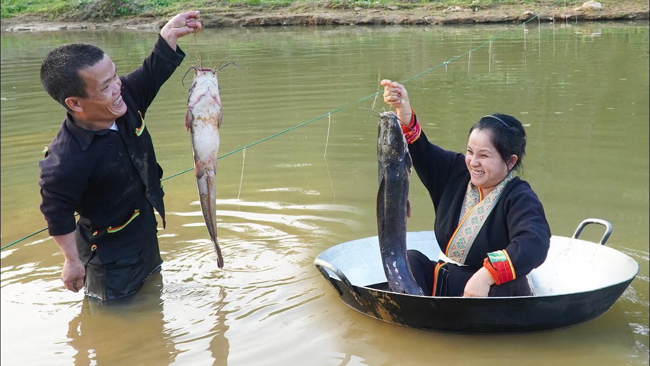 Dwarf Family Uses a Pan as a Boat to Catch Fish - Setting Fish Traps and Fishing in the Wild