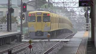 西武新2000系2059F+旧2000系2405Fが急行拝島行きとして大雨の西武新宿線武蔵関駅を爆速通過するシーン！