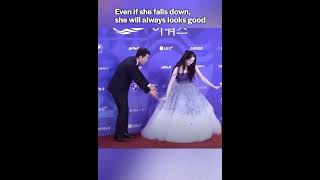 YoonA Falls on Red Carpet at Blue Dragon Awards 😱💔 #yoona #shorts