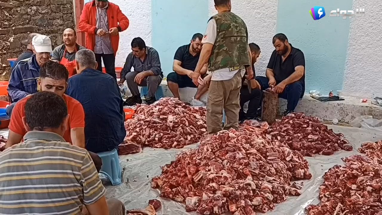 تيزي وزو - سكان قرية آث وعبان تحيي عادة الوزيعة