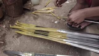 Proses ukir pedang samurai huruf jepang Proses ukir pedang samurai huruf jepang